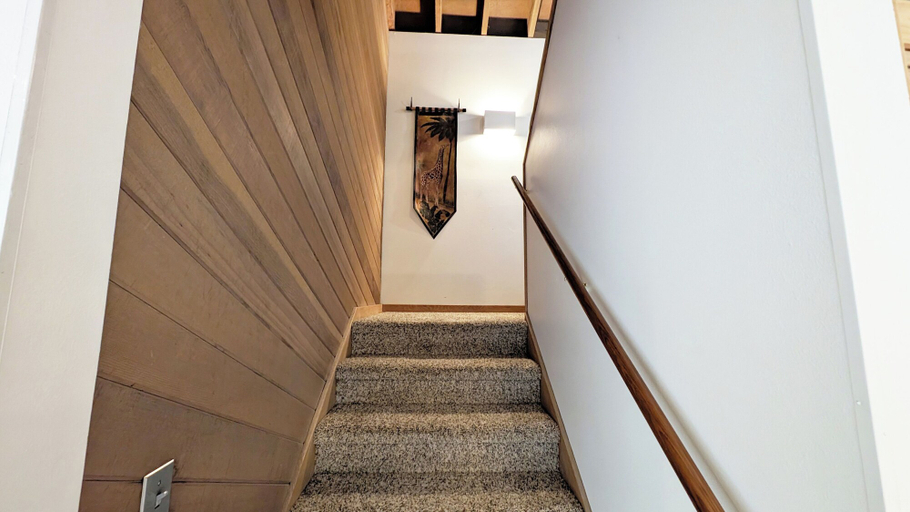 Interior 2, Meadow House 42, Deschutes