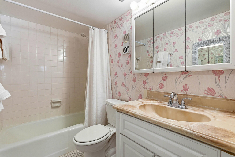 Bathroom 4, Oasis 21, Volusia