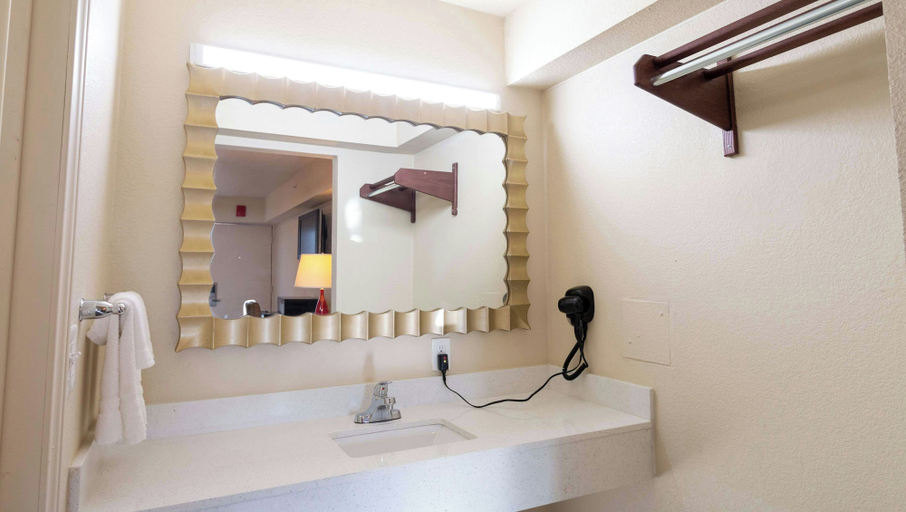 Bathroom 4, Magnuson Extended Stay and Suites Airport Hotel, Irving
