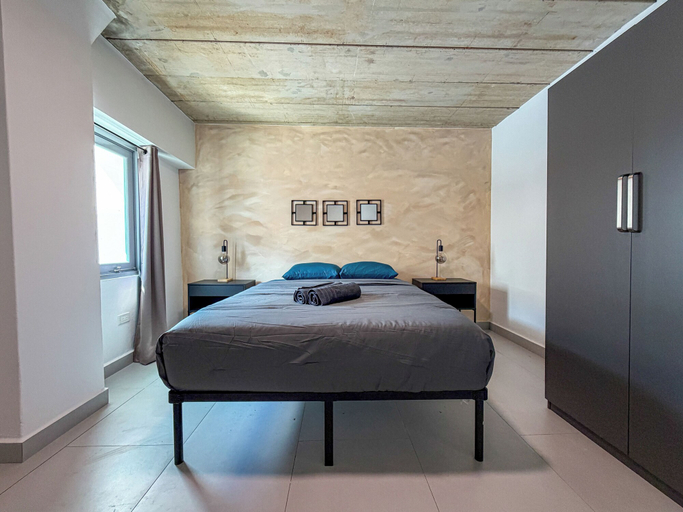 Room 5, 609 Condado Ave