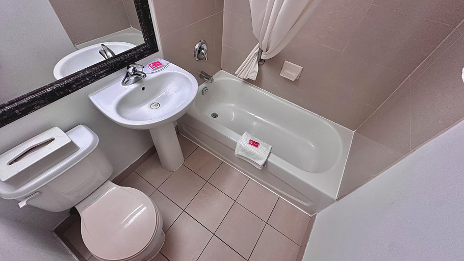 Bathroom 4, Econo Lodge City Centre, Frontenac