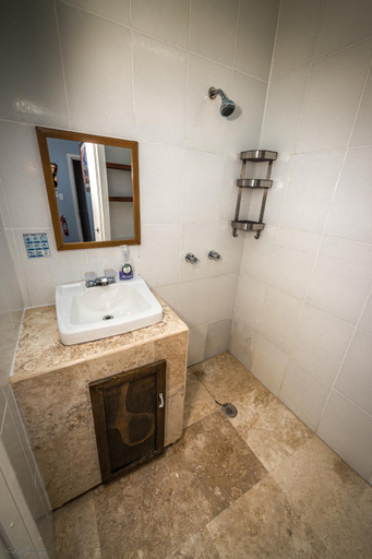 Bathroom 4, Sandbar Beachfront Hotel & Hostel
