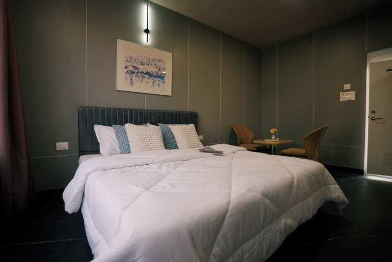 Room 5, SHREE LODGING & BOARDING, Palghar