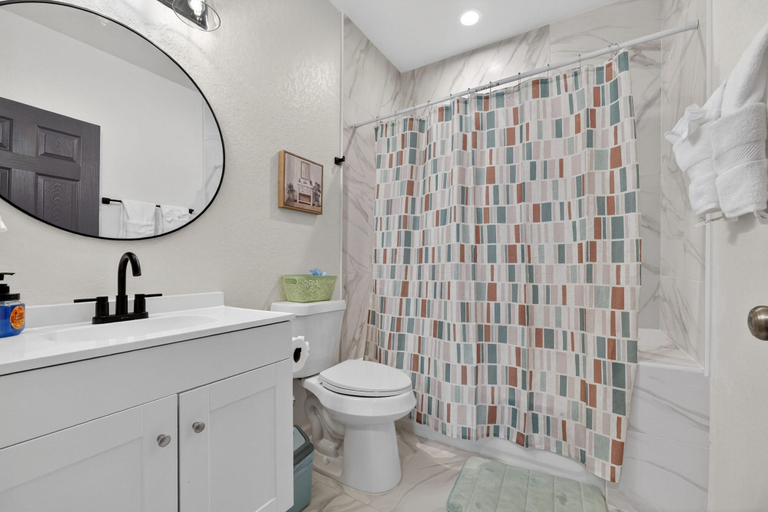 Room 4, Lovely and Stylish Modern Home Near Downtown, Bexar