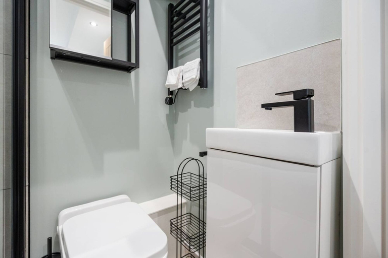 Room 4, Private Ensuite Minifridge Desk Free Parking, Sefton