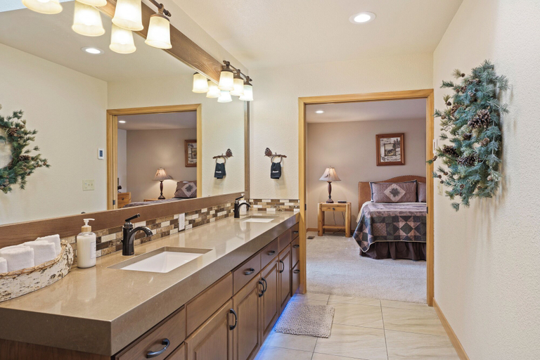 Interior 5, Summit View 5, Deschutes