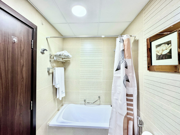 Bathroom 5, Cosmos Living Premier Studio Near Metro, Dubai