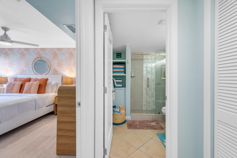 Room 3, Barefoot Beach Resort F106, Pinellas