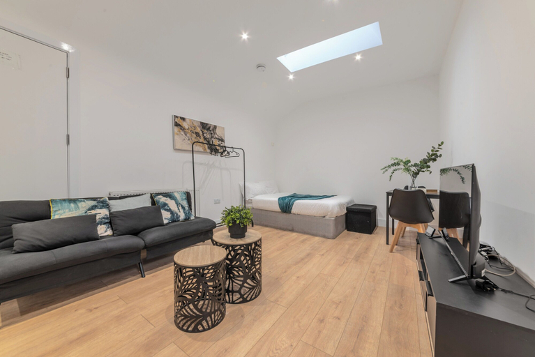 Room 4, Central - Sleeps 2 - Near Transport - Paid Parking, Kent
