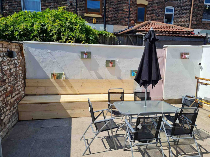 Room 4, 3 Floors Loft 2mins to Train Patio Parking, Sefton