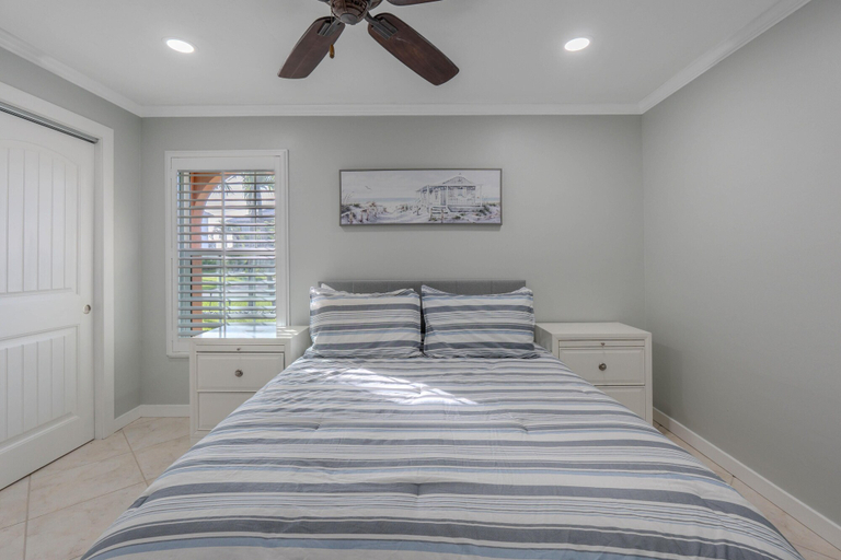 Room 3, The Sunseeker, Lee