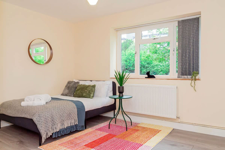 Room 4, Spacious 2BR Flat Summertown Sleeps 7 5 Star, Oxfordshire