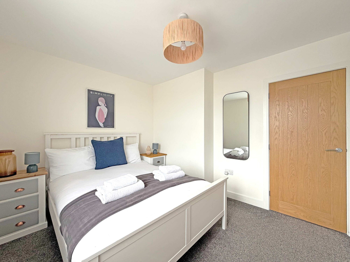 Room 3, The Green - Stylish Home Sleeps 6 With Parking, York