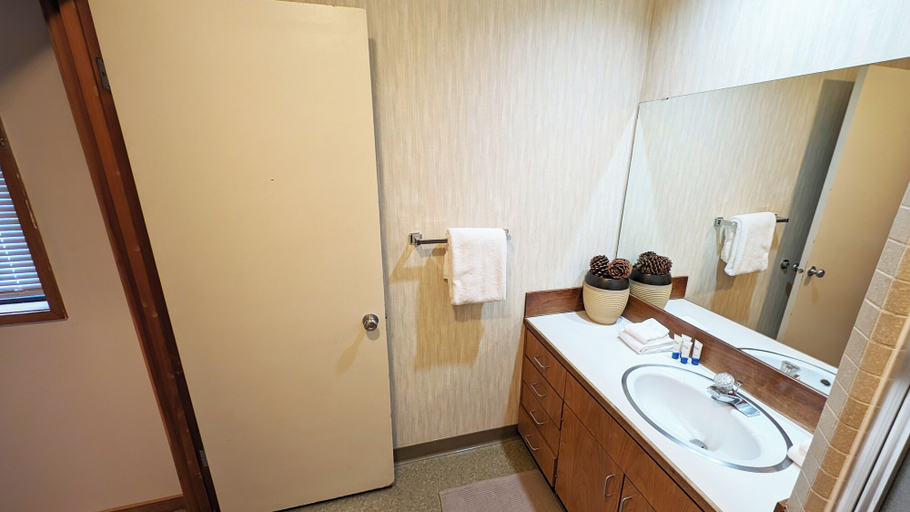 Interior 5, Meadow House 42, Deschutes