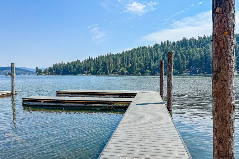 Room 2, Beautiful Lakefront Custom, Kootenai