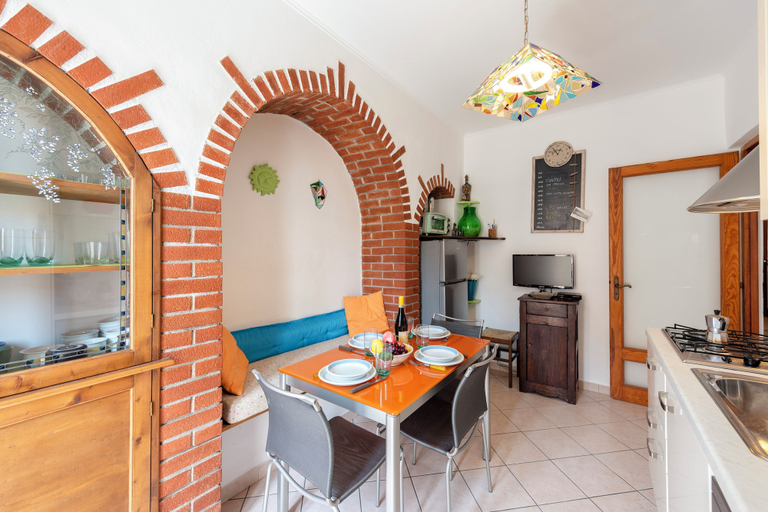 Dining room, Kimera Del Parasio Historic Apartment for 4, Imperia
