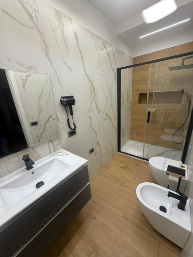 Bathroom 3, Costa blu, Salerno