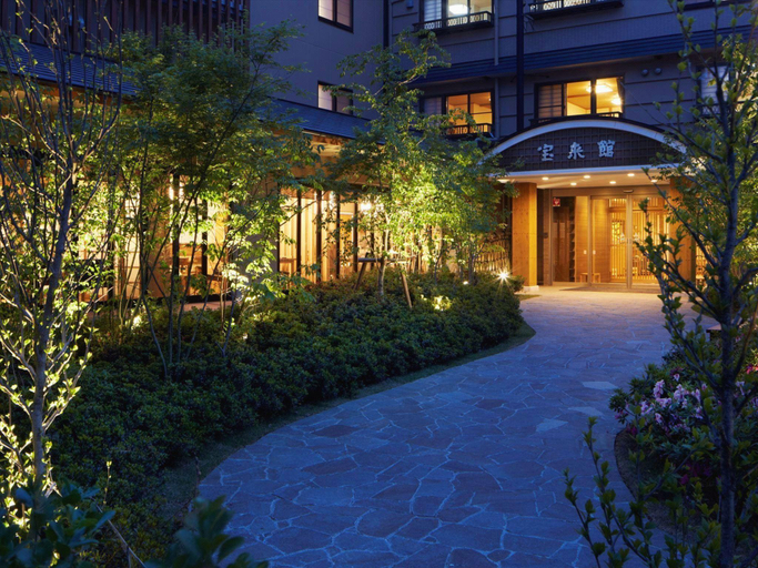 Exterior & Views