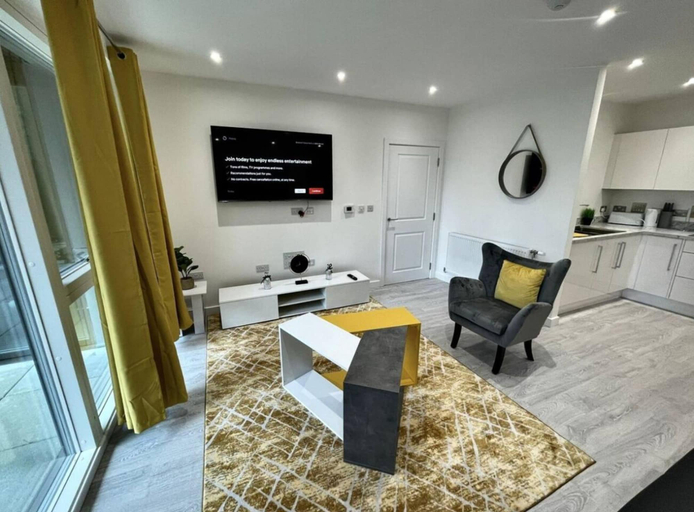 Room 5, Comfortable 2-bed Apartment With Balcony Sleeps 5, London