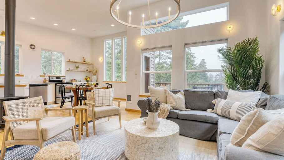 Interior 2, Buttercup Bay Hideaway by Avantstay Cozy Escape w/ Fire Pit, Walk to Beach, Tillamook