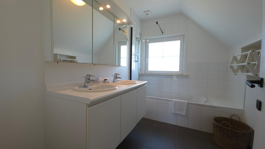 Bathroom 2, Evancy Equihen-Plage, Pas-de-Calais
