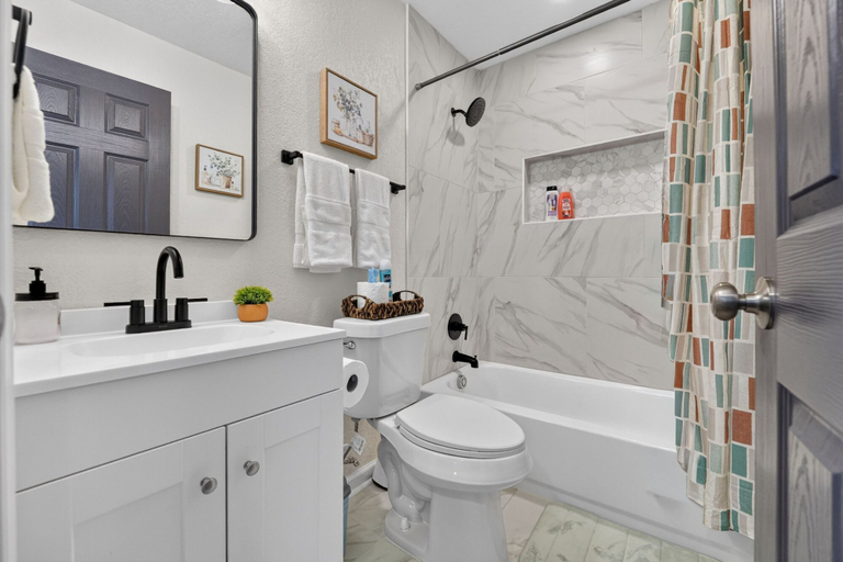 Room 5, Lovely and Stylish Modern Home Near Downtown, Bexar
