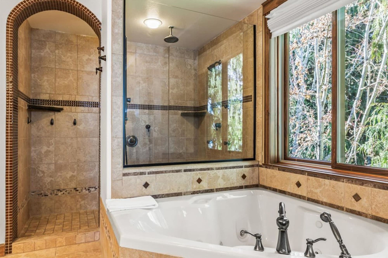 Room 2, Deja View in Hayden With 5 Bedrooms and 6 Bathrooms, Kootenai