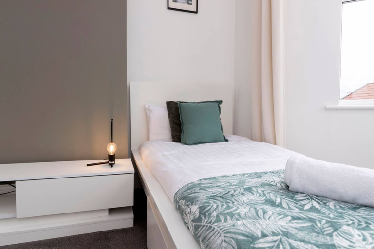 Room 2, Spacious 4BR Home in Gateshead Sleeps 8 w Parking, Gateshead