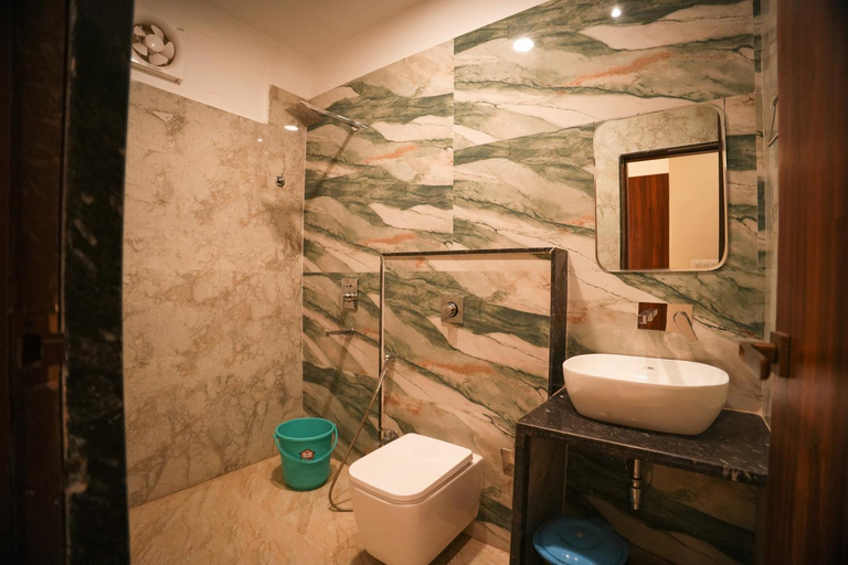 Bathroom 5, Hotel Maruti Nandan, Varanasi