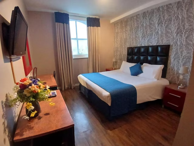 Bedroom 3, Royal Hotel Cardiff by Belvilla, Cardiff