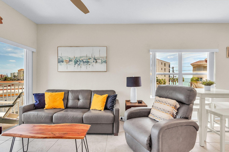 Living area 2, Skyline of Madeira 306, Pinellas