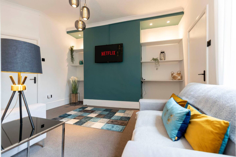 Room 4, Spacious 4BR Home in Gateshead Sleeps 8 w Parking, Gateshead