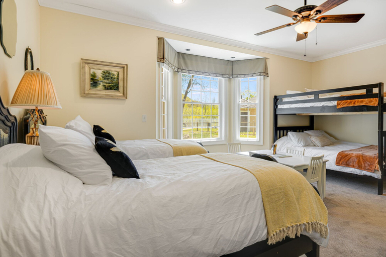 Room 3, Scenic 4BR w Deck Farm Views Free Tix, Buncombe