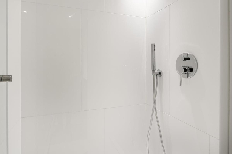 Bathroom 3, ALTIDO Luxurious studios nearby Time Out Market, Lisbon