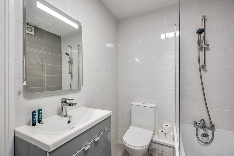 Bathroom 2, Central Belfast Apartments Queen’s Hideaway, Belfast