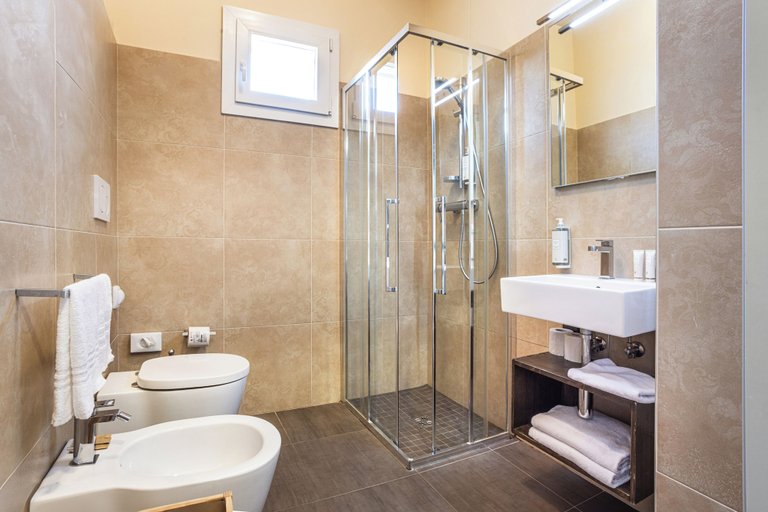 Bathroom 5, Hotel Helvetia, Venezia