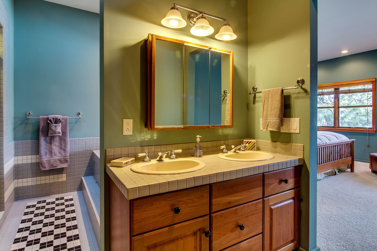 Room 2, Starling Lake House in Hayden, Kootenai
