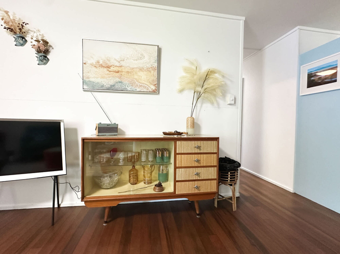 Room 2, The Tides - 70s Seaside Bungalow, Douglas