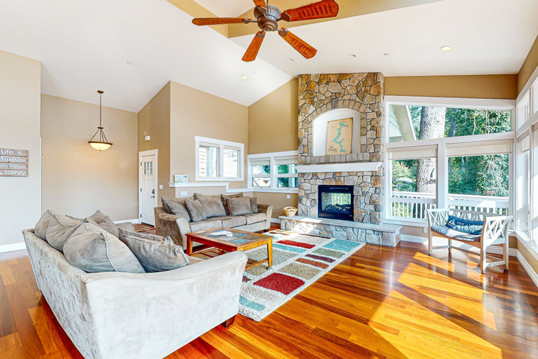 Room 4, Beautiful Lakefront Custom, Kootenai