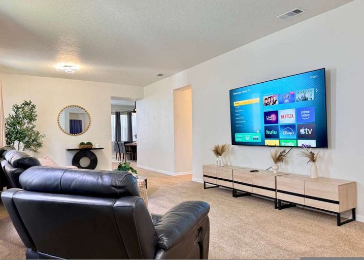 Room 4, Stunning 4BR Pool Home Your Private Oasis Awaits, Polk