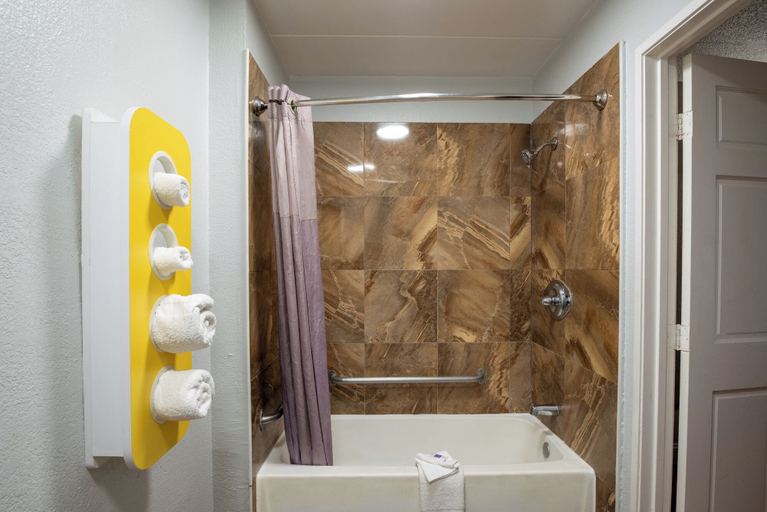 Bathroom 5, Motel 6 Richmond, VA - Midlothian Turnpike, Richmond