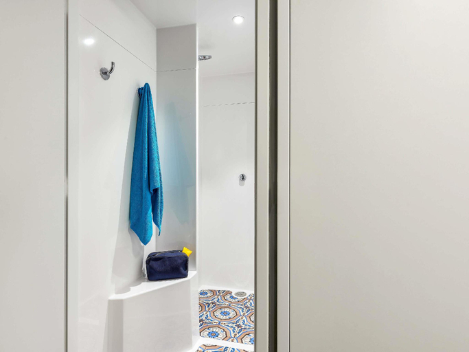 Bathroom 3, hotelF1 Chilly Mazarin Les Champarts, Essonne