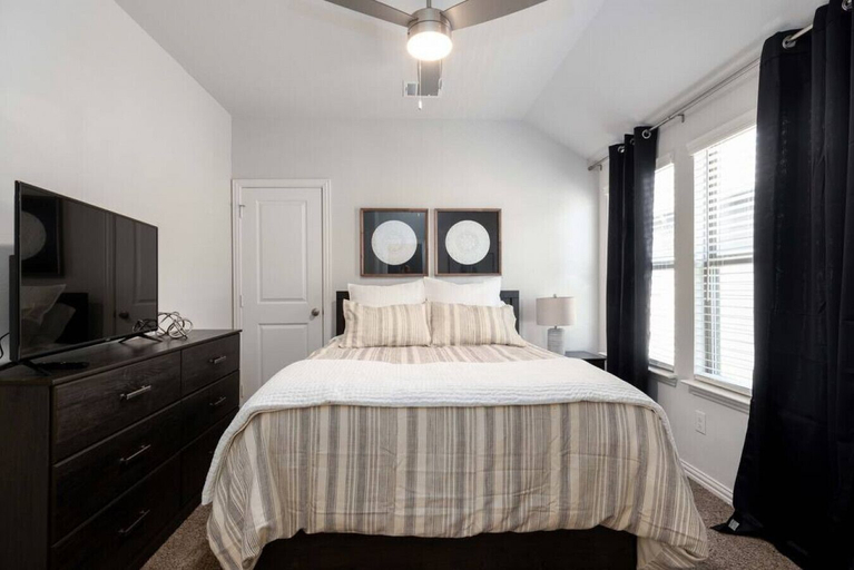 Bedroom 2, Spacious Pet Friendly - 7 Miles to Eagle Mountain Lake, Fort Worth