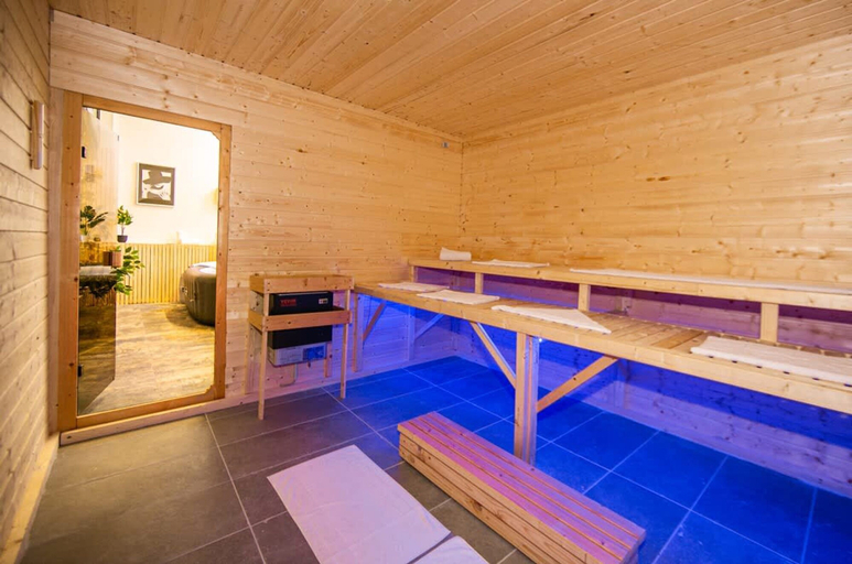 Room 4, Casino Whirlpool-sauna-kino-indoor-basketball, Westerwaldkreis