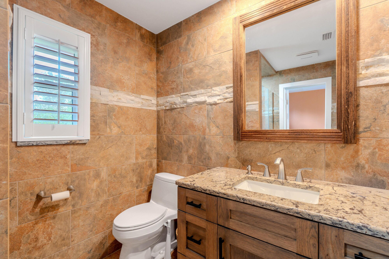 Bathroom 5, The Sunseeker, Lee