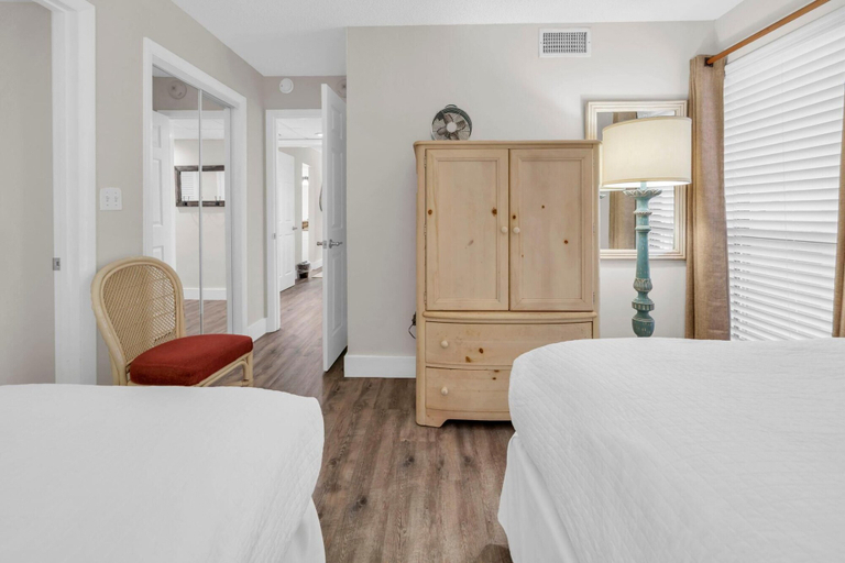 Bedroom 3, Edgewater Tower 1-105, Bay