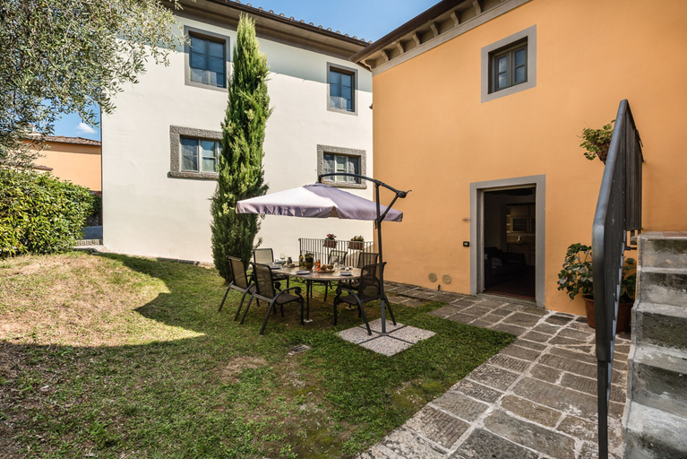 Room 5, Spacious Deluxe Apartment With Private Garden, Lucca