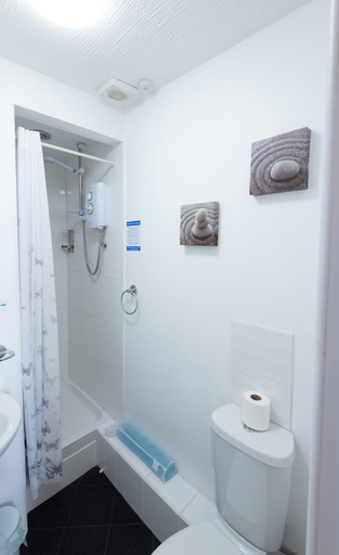 Shower 2, Bayview Apart-Hotel By Guestz, Lancashire