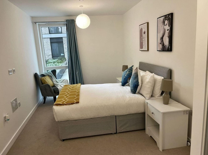 Room 2, Comfortable 2-bed Apartment With Balcony Sleeps 5, London