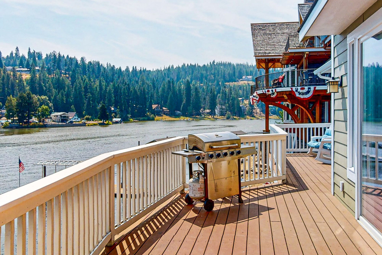 Room 3, Beautiful Lakefront Custom, Kootenai